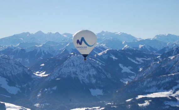 Ballonfahrt in den Alpen