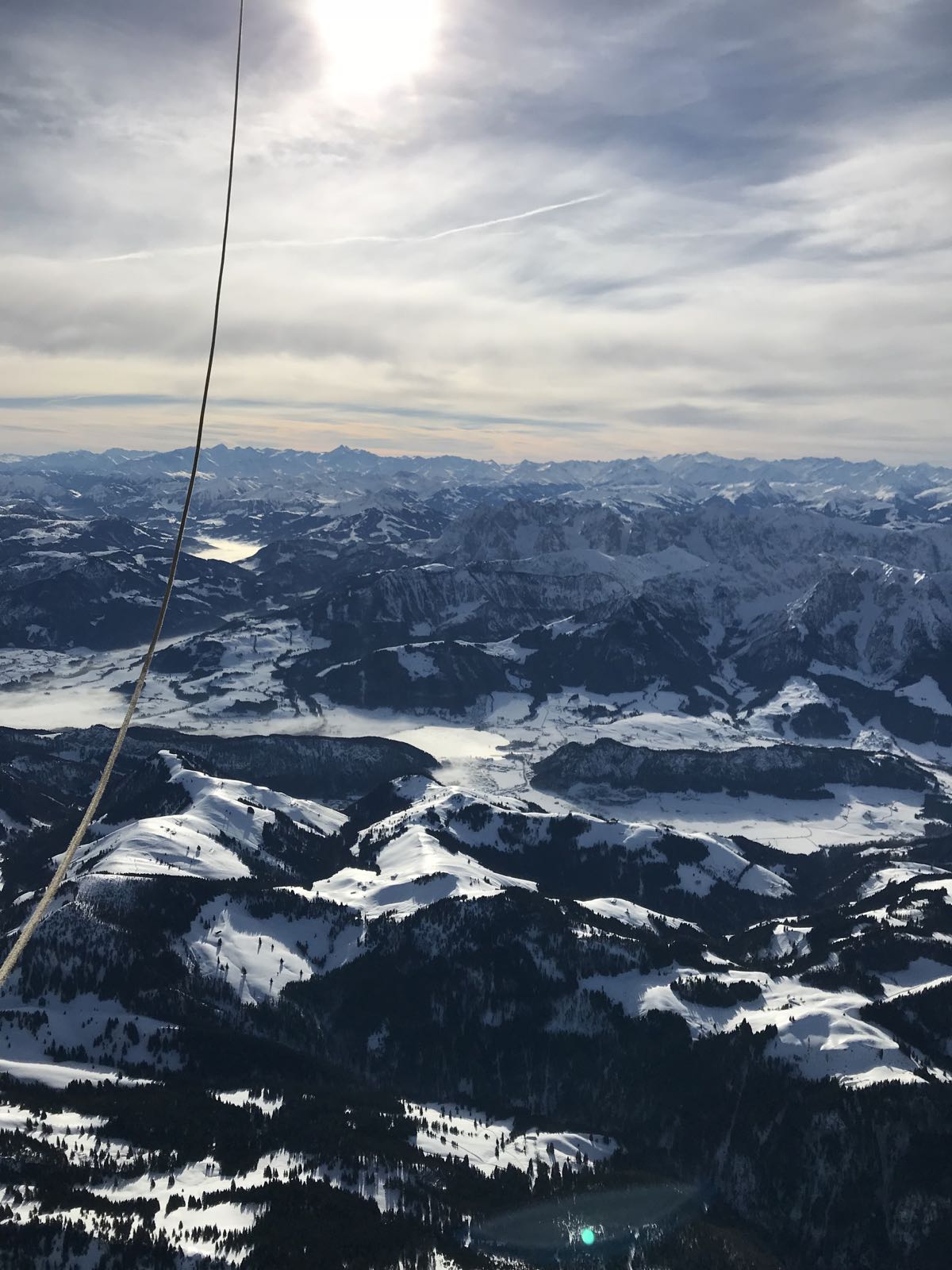 Ballonfahrt verschneite Alpen