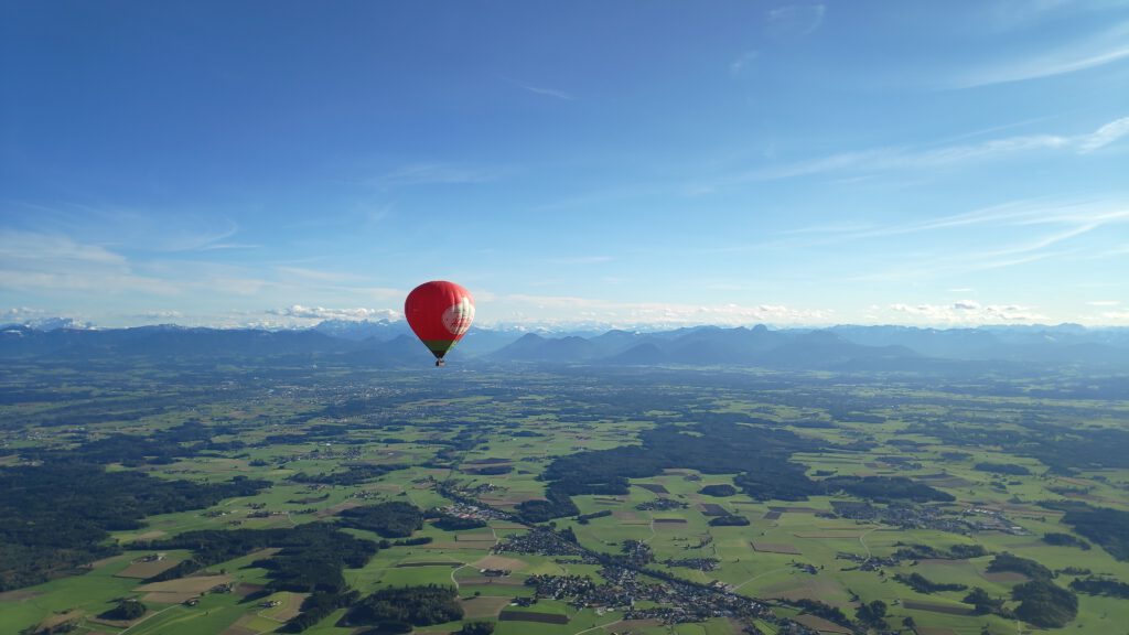 Ballon über Voralpenland