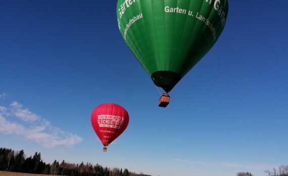 Zwei Heißluftballone von Blue Planet Ballooning