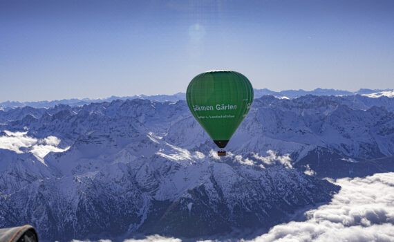 Ballon über den Alpen