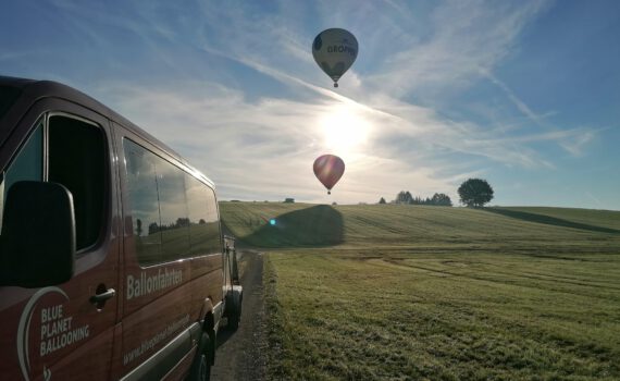 Zwei Heißluftballone im Gegenlicht