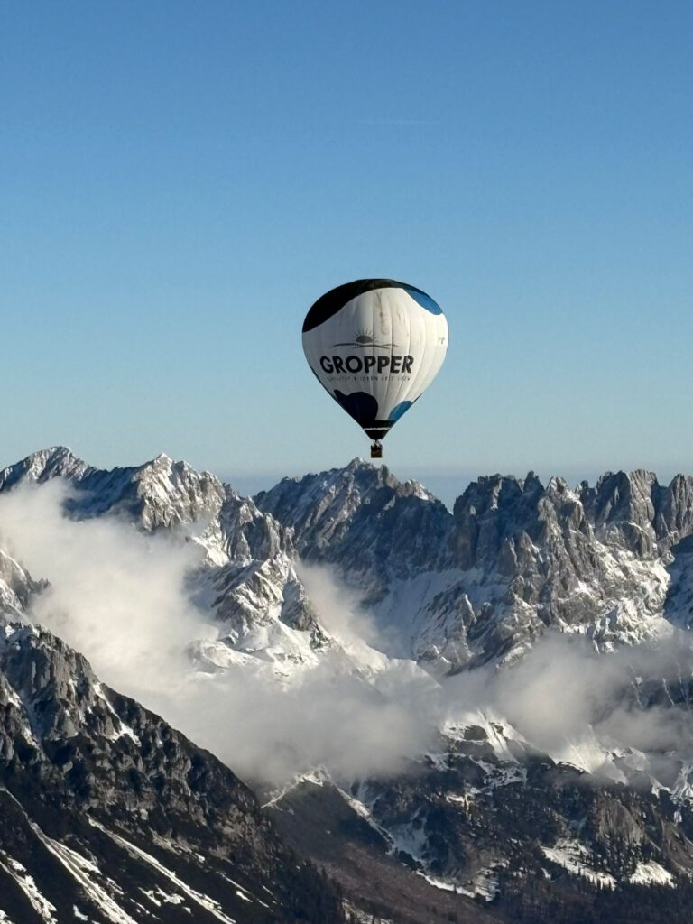 Heißluftball vor dem Kaisergebirge